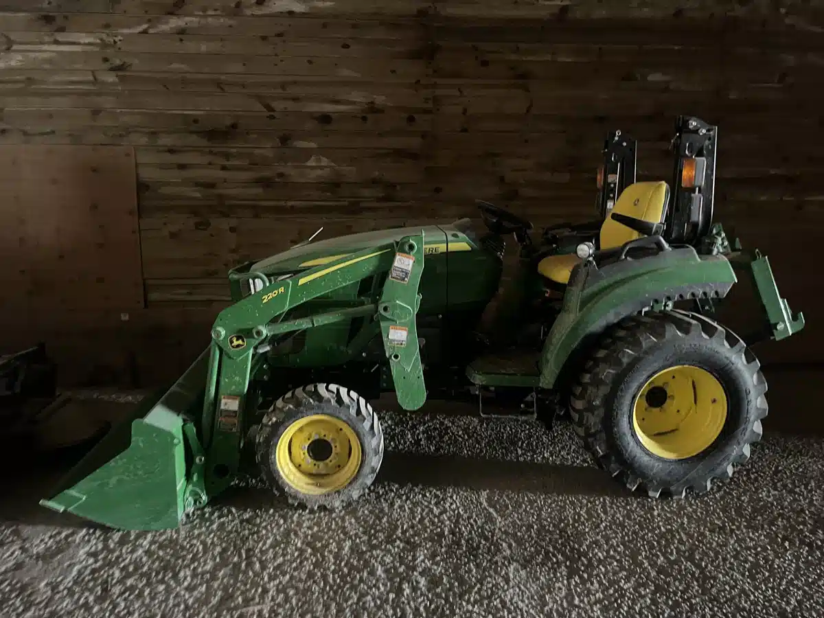 Photo de la Galerie 2 pour 2025 John Deere 2032R Tracteur