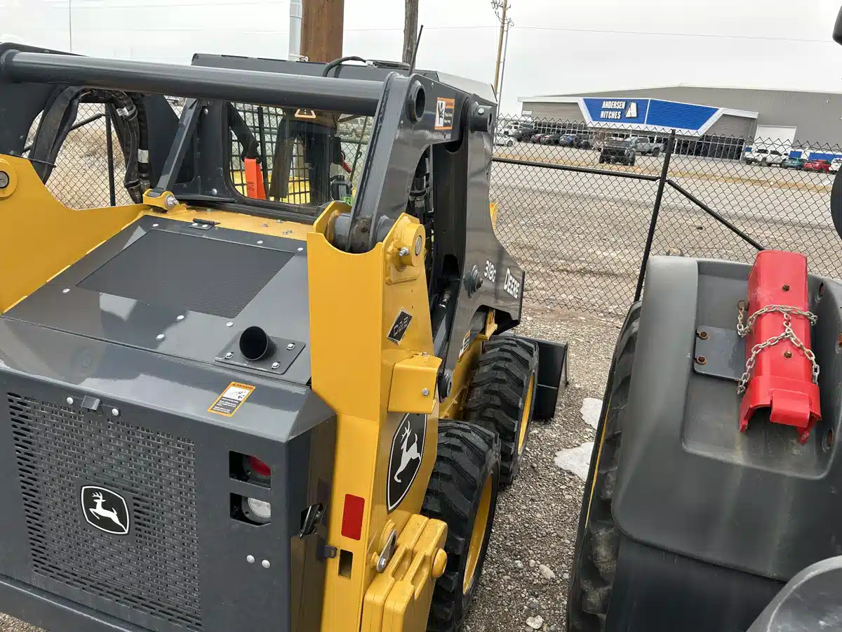 Photo de la Galerie 2 pour 2024 John Deere 318G chargeuse à direction à glissement