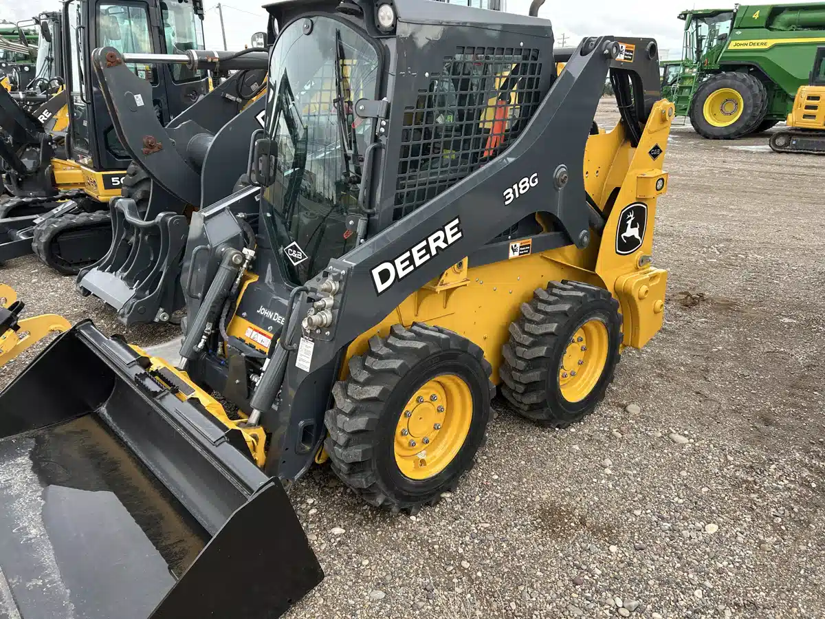 Photo de la Galerie 1 pour 2024 John Deere 318G chargeuse à direction à glissement