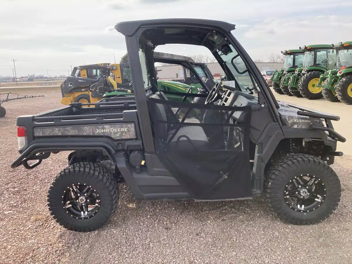 Photo de la Galerie 1 pour 2024 John Deere XUV 835M Véhicule utilitaire
