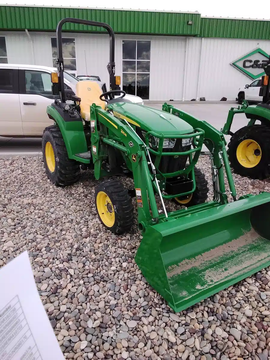 Photo de la Galerie 1 pour John Deere 2032R Tracteur