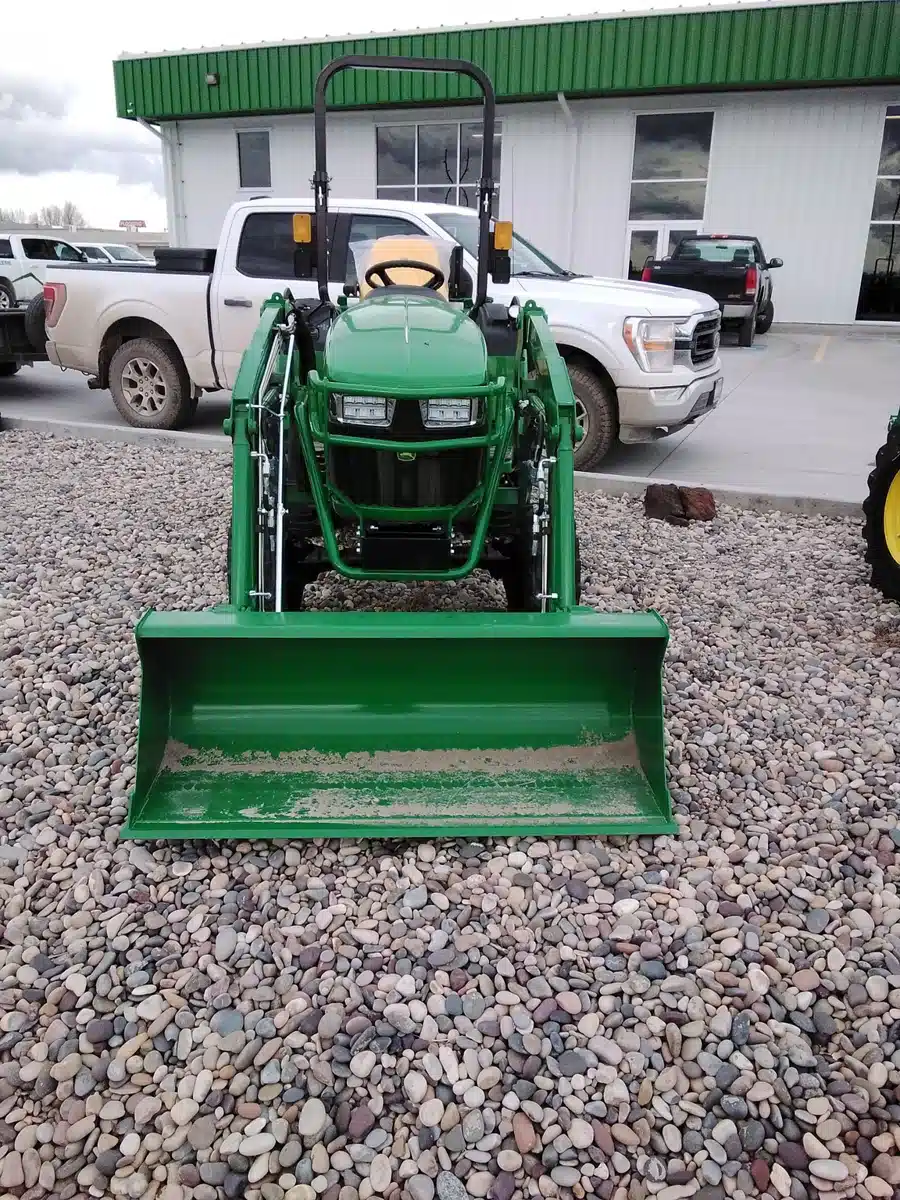 Photo de la Galerie 2 pour John Deere 2032R Tracteur