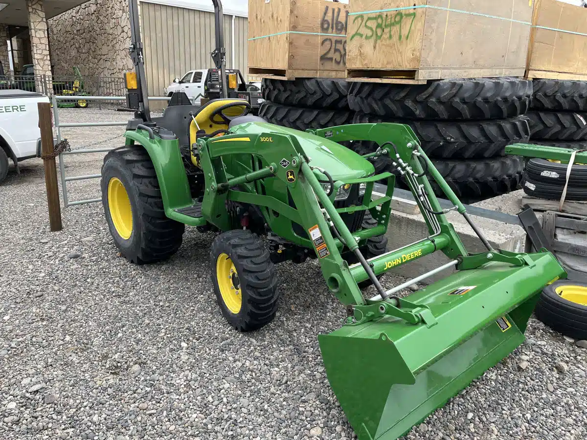Photo de la Galerie 1 pour John Deere 3032E Tracteur