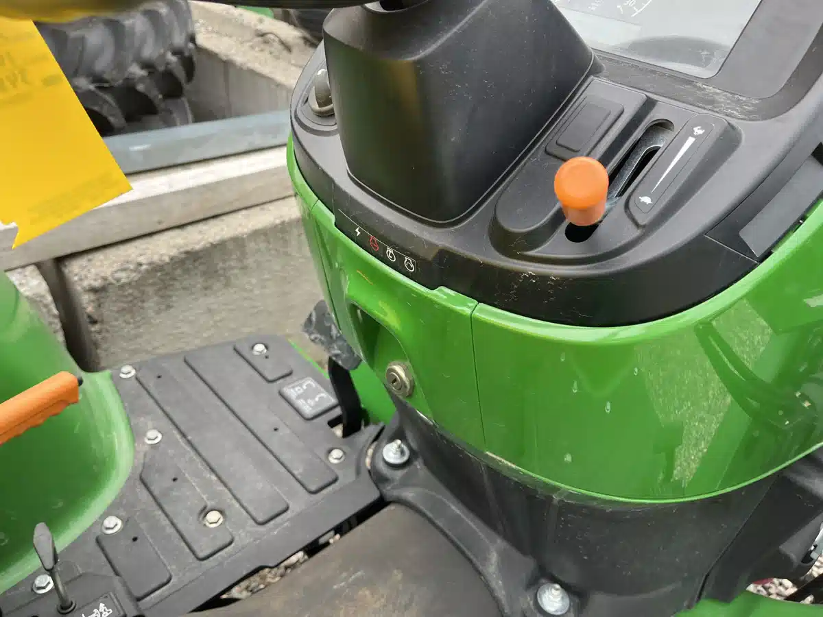 Photo de la Galerie 2 pour John Deere 3032E Tracteur