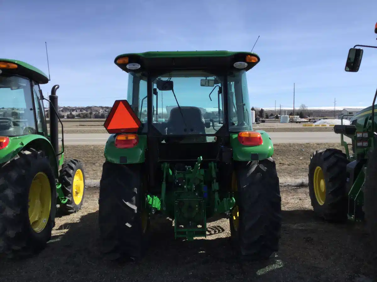 Photo de la Galerie 2 pour John Deere 5067E Tracteur