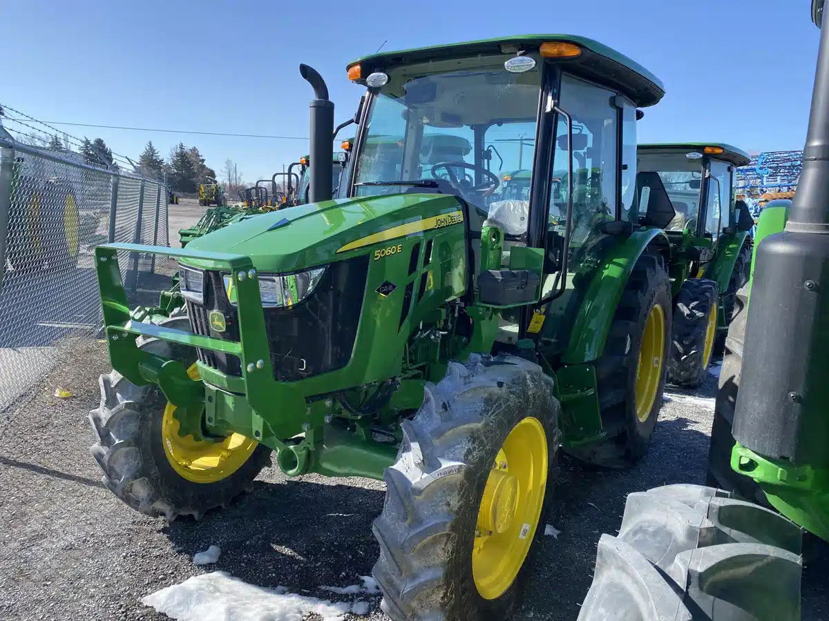 Photo de la Galerie 1 pour John Deere 5060E Tracteur