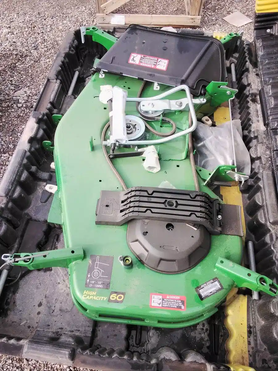 Photo de la Galerie 1 pour 2023 John Deere 60" High Capacity Mower Deck Accessoires