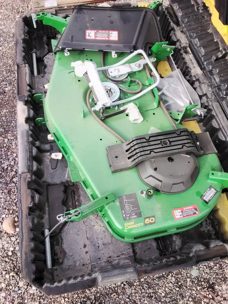 Photo de la Galerie 2 pour 2023 John Deere 60" High Capacity Mower Deck Accessoires