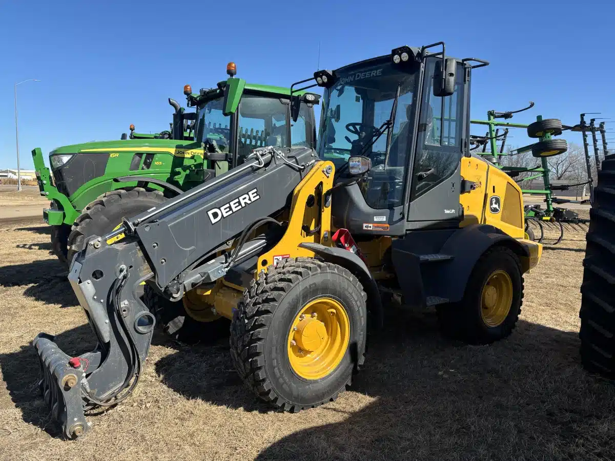 Photo de la Galerie 1 pour 2024 John Deere 326 P Tracteur avec chargeur