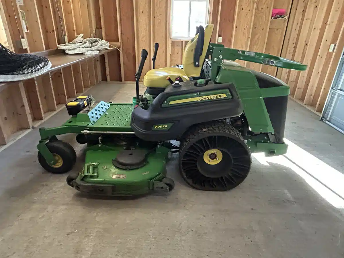 Photo de la Galerie 2 pour 2024 John Deere Z997R Tondeuse à rayon de braquage zéro