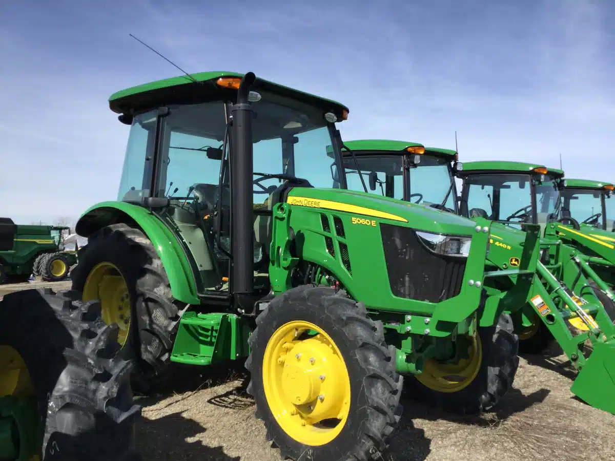 Photo de la Galerie 1 pour John Deere 5060E Tracteur