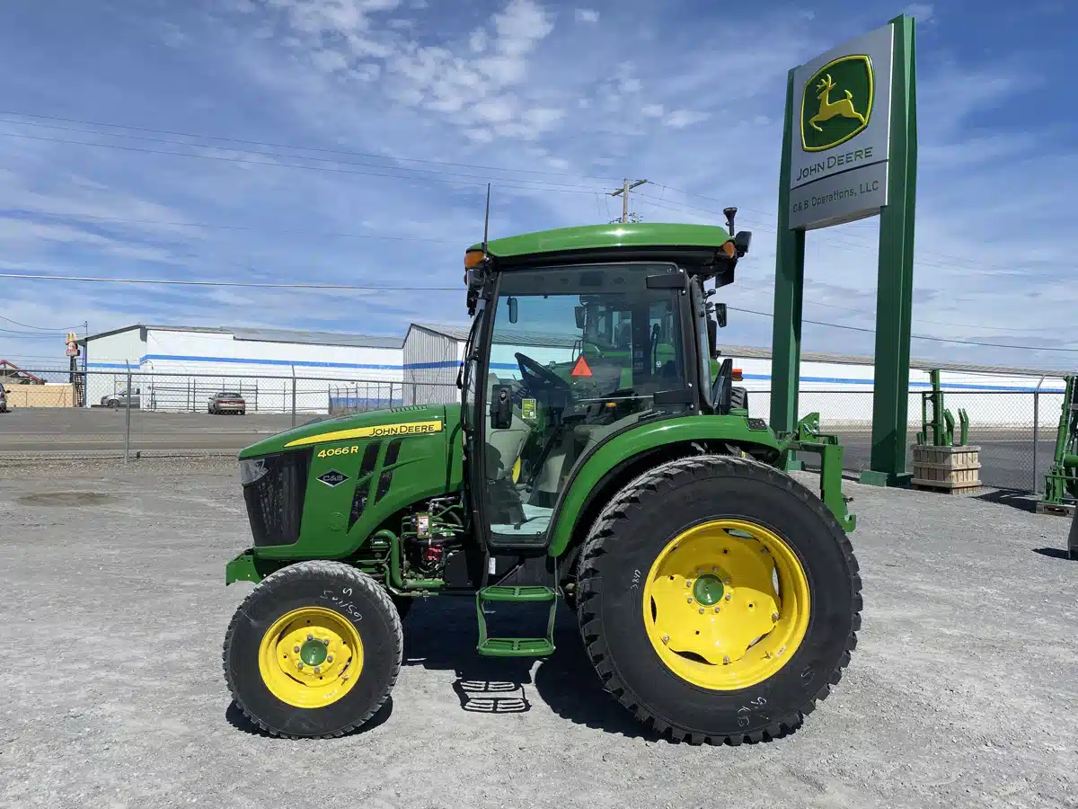 Photo de la Galerie 2 pour John Deere 4066R Tracteur