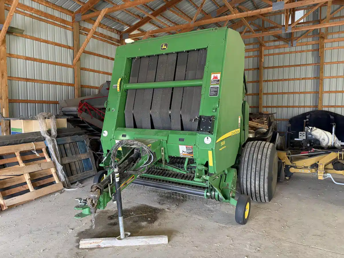 Gallery image 1 for 2014 John Deere 569 Round Baler