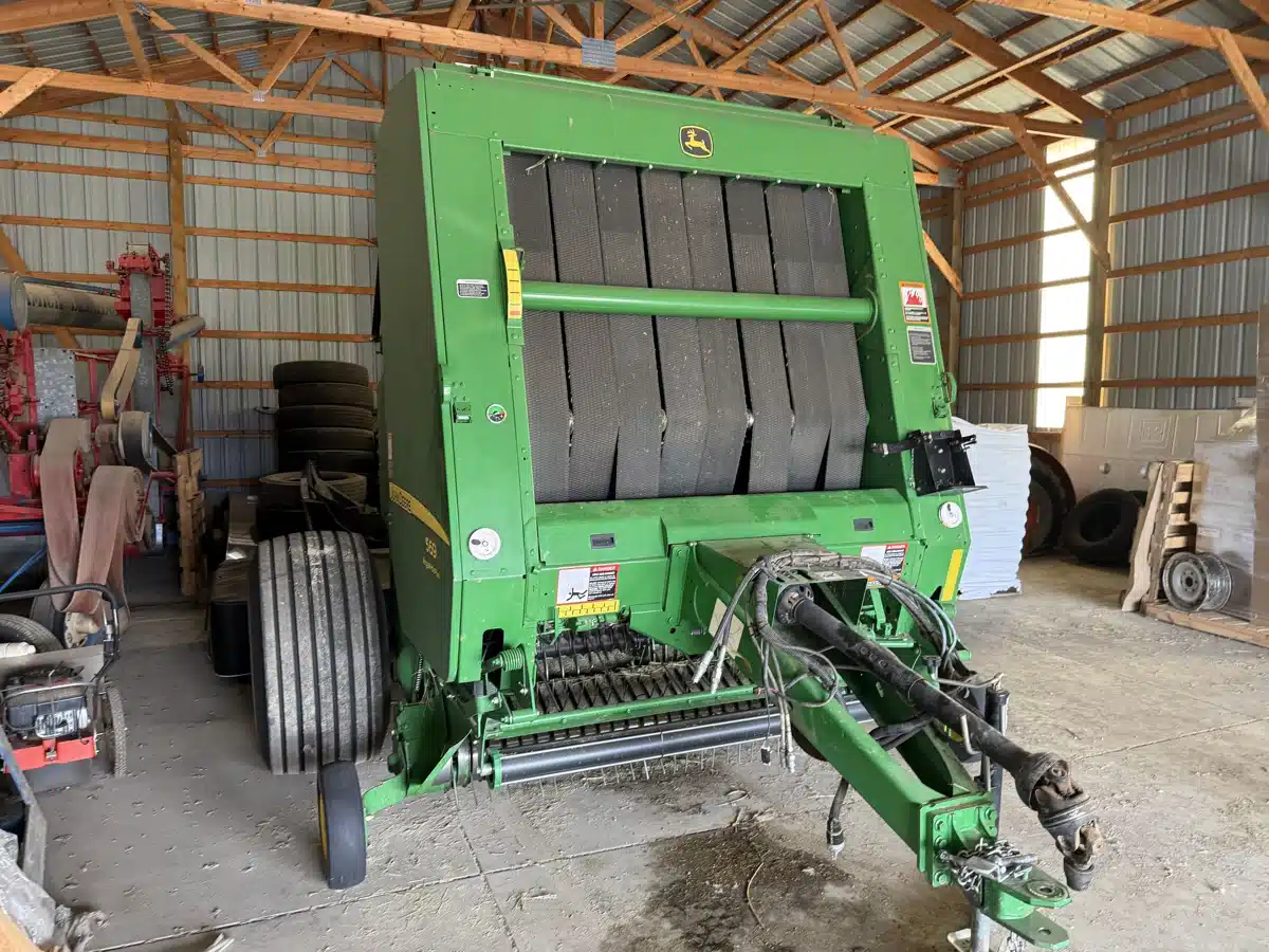Gallery image 2 for 2014 John Deere 569 Round Baler