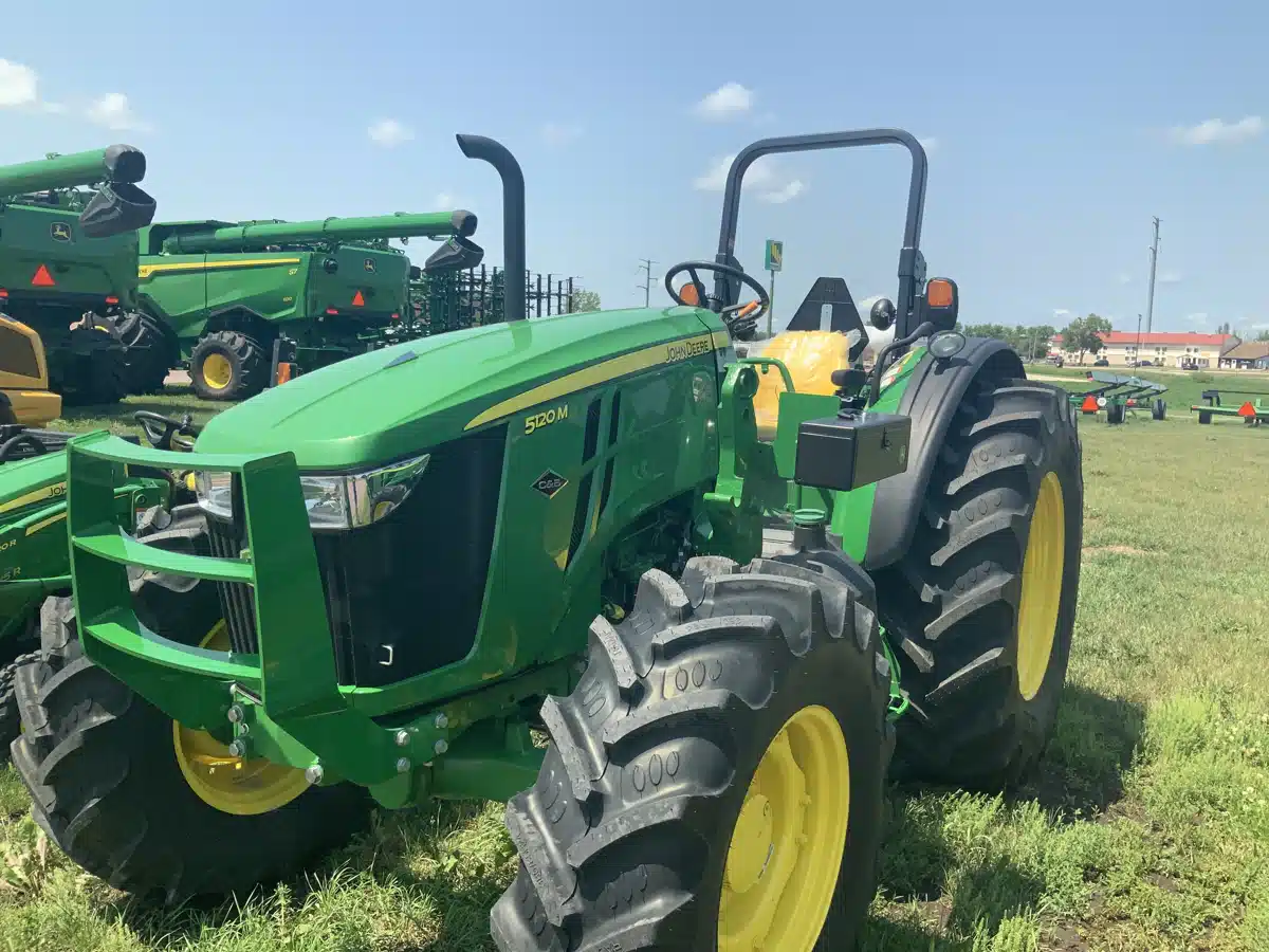 Photo de la Galerie 2 pour 2025 John Deere 5120M Tracteur
