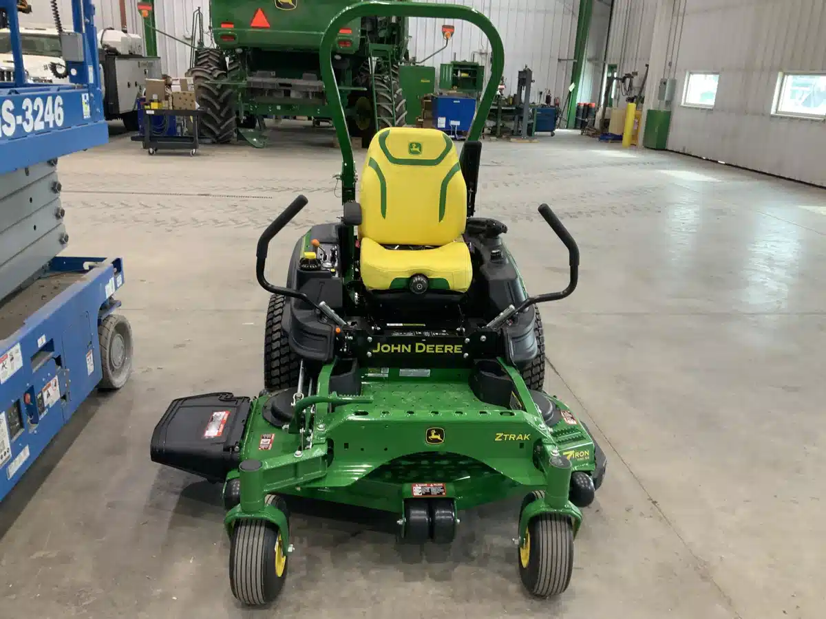 Gallery image 1 for 2025 John Deere Z920M Mower - Zero Turn