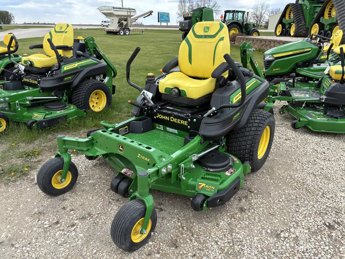 Photo de la Galerie 1 pour 2025 John Deere Z920M Tondeuse à rayon de braquage zéro
