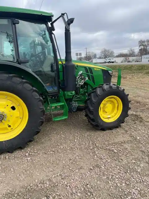 Photo de la Galerie 2 pour 2025 John Deere 5105M Tracteur