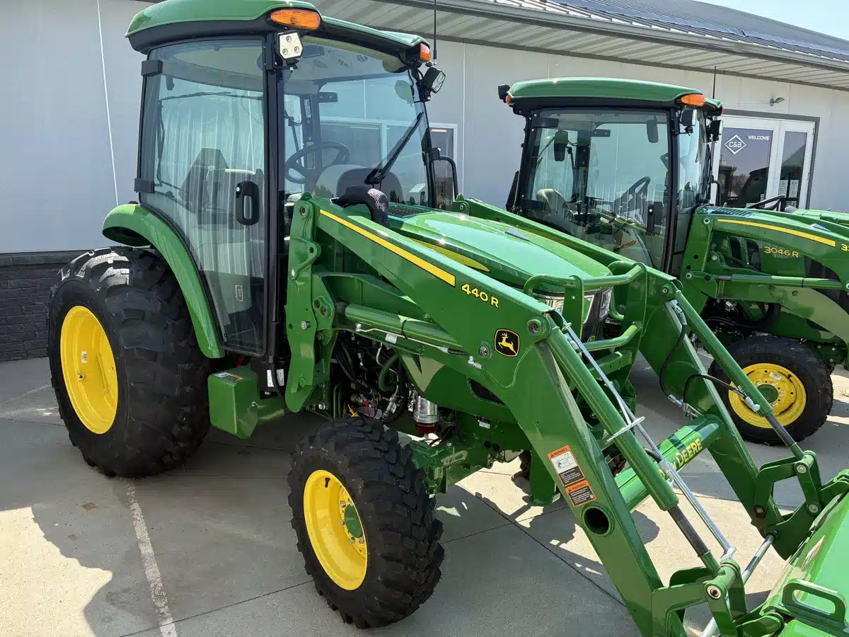 Photo de la Galerie 1 pour 2025 John Deere 4066R Tracteur