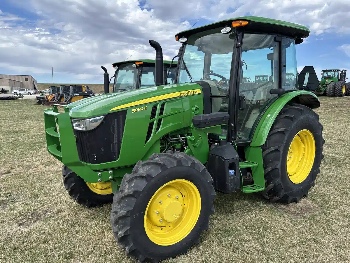 Photo de la Galerie 1 pour 2025 John Deere 5090E Tracteur