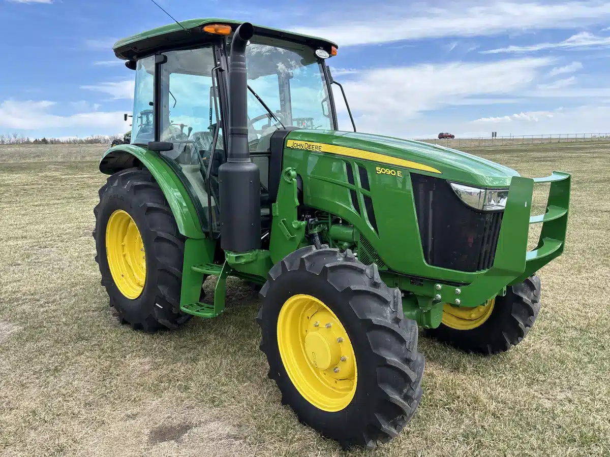 Photo de la Galerie 2 pour 2025 John Deere 5090E Tracteur