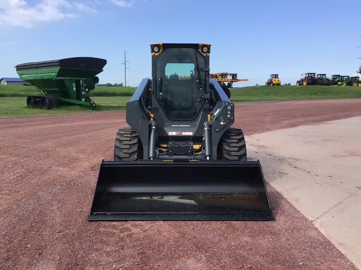 Photo de la Galerie 2 pour 2025 John Deere 330 P Excavatrice