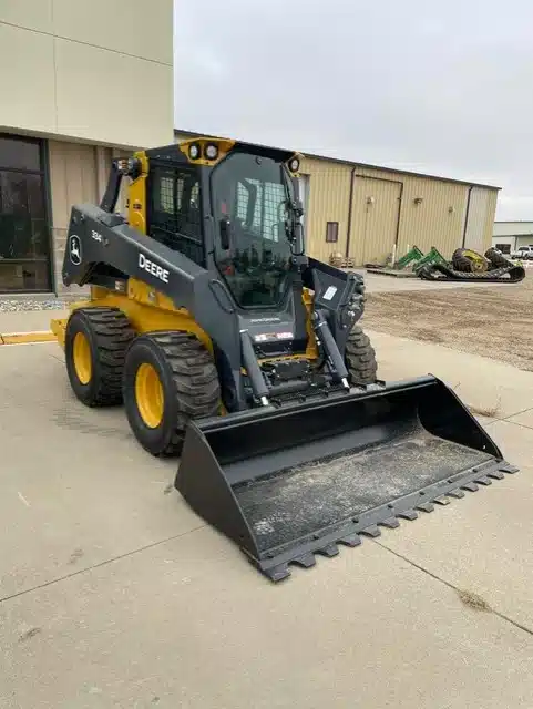 Photo de la Galerie 1 pour 2025 John Deere 334 P chargeuse à direction à glissement