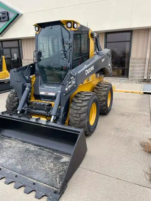 Photo de la Galerie 2 pour 2025 John Deere 334 P chargeuse à direction à glissement