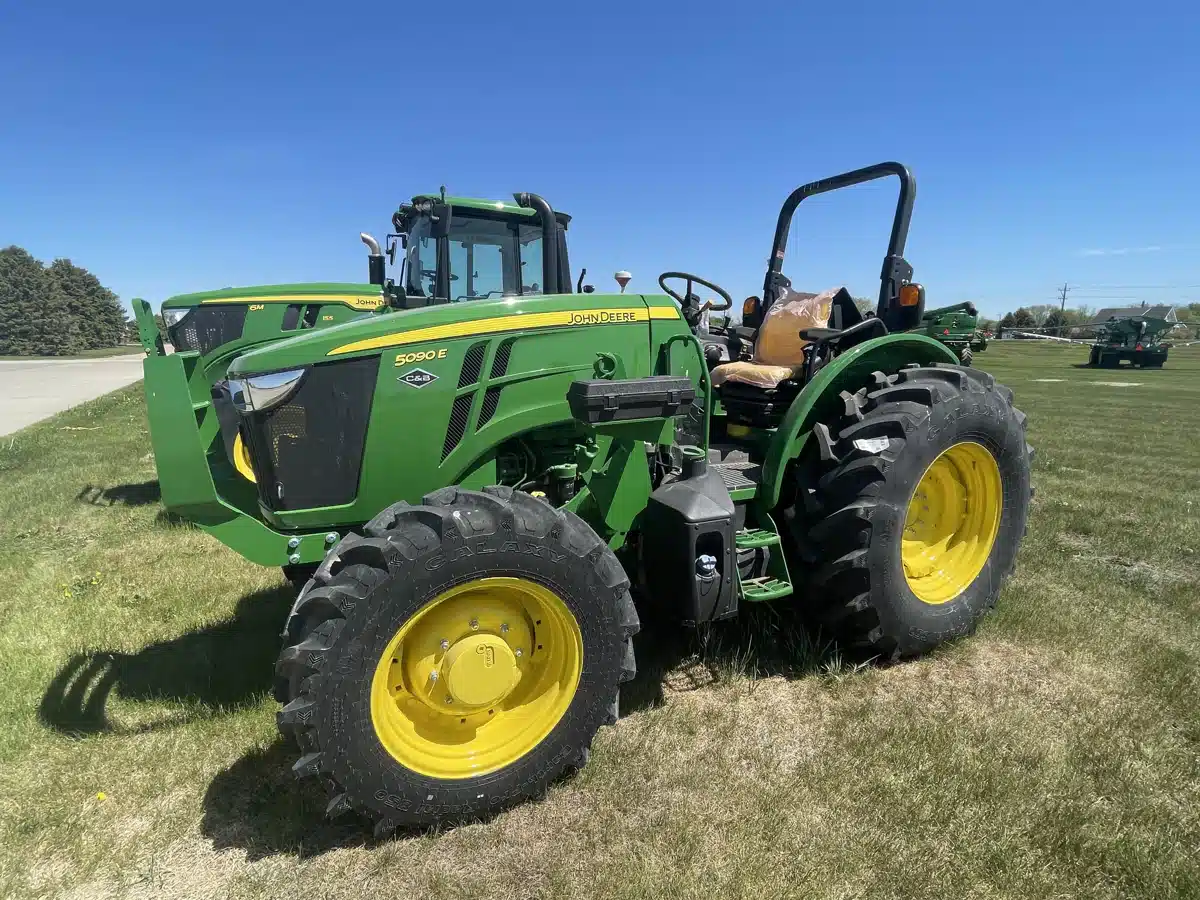 Photo de la Galerie 1 pour 2026 John Deere 5090E Tracteur