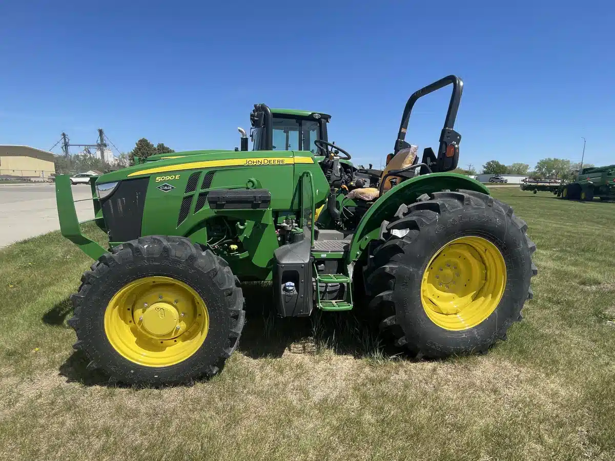 Photo de la Galerie 2 pour 2026 John Deere 5090E Tracteur