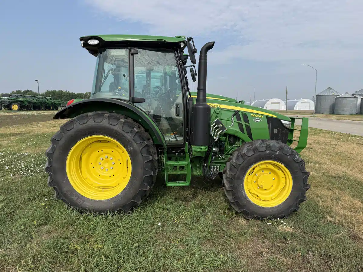 Photo de la Galerie 2 pour 2025 John Deere 5095M Tracteur