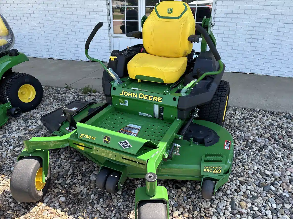Photo de la Galerie 2 pour 2023 John Deere Z730M Tondeuse à rayon de braquage zéro