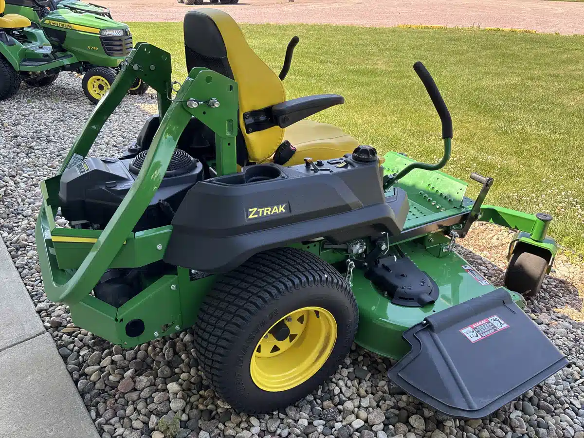 Photo de la Galerie 1 pour 2023 John Deere Z730M Tondeuse à rayon de braquage zéro