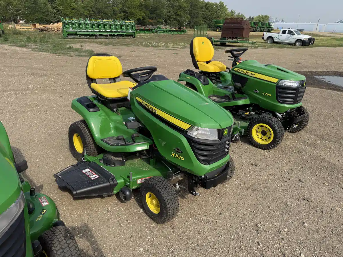 Photo de la Galerie 2 pour 2026 John Deere X330 Tracteur à pelouse
