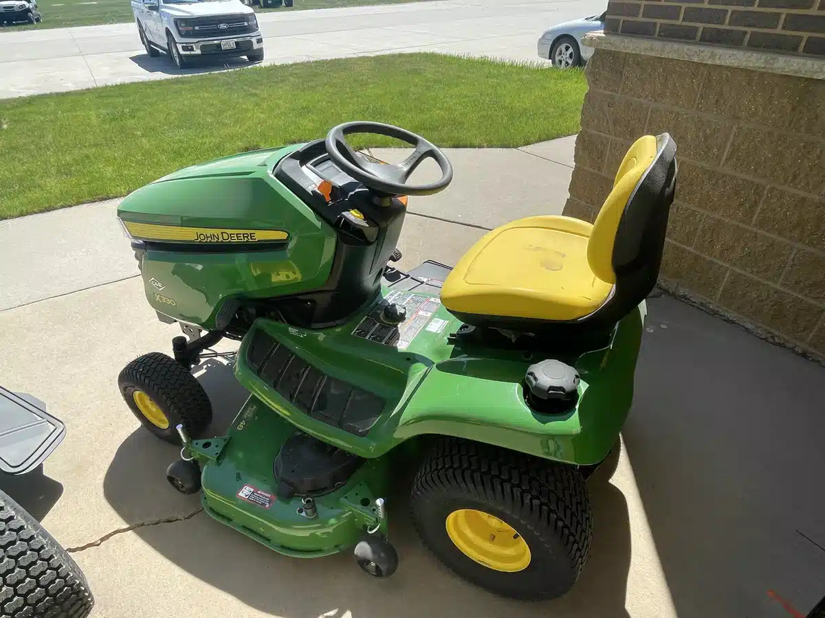 Photo de la Galerie 2 pour 2026 John Deere X330 Tracteur à pelouse