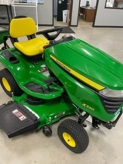 Photo de la Galerie 1 pour 2026 John Deere X330 Tracteur à pelouse