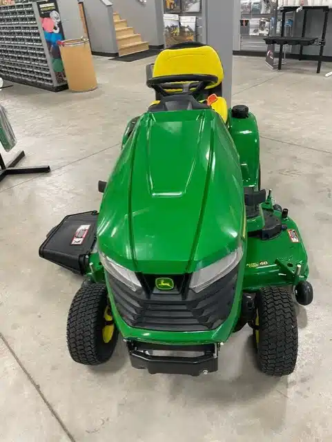 Photo de la Galerie 2 pour 2026 John Deere X330 Tracteur à pelouse