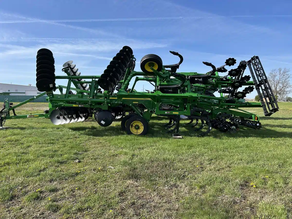 Photo de la Galerie 2 pour 2025 John Deere 2730 défonceuse