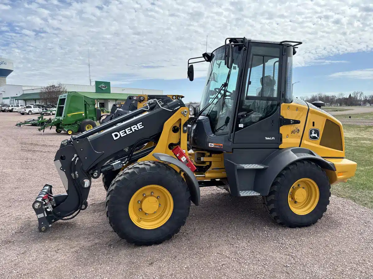 Photo de la Galerie 2 pour 2025 John Deere 326D chargeuse à direction à glissement