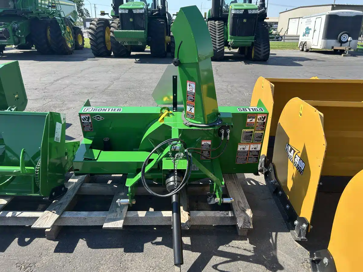 Photo de la Galerie 2 pour 2025 Frontier SB1164 Souffleur à neige