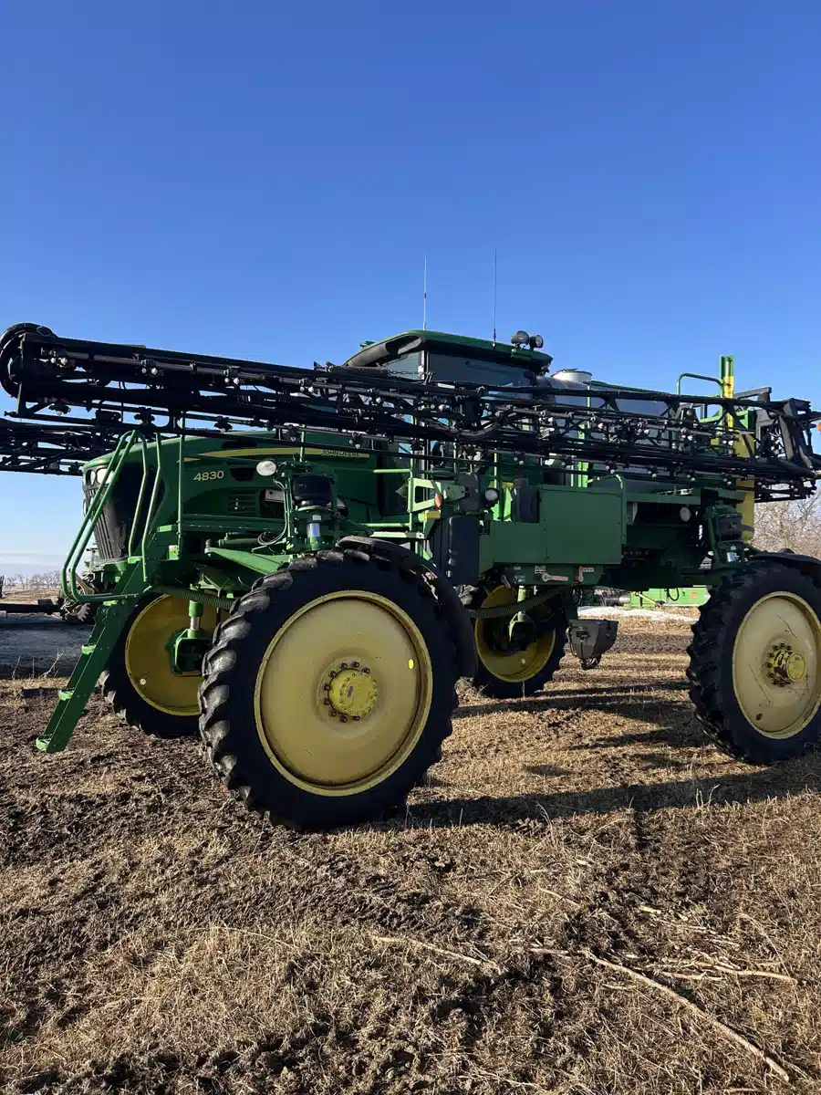 Gallery image 2 for 2009 John Deere 4830 Sprayer - Self Propelled