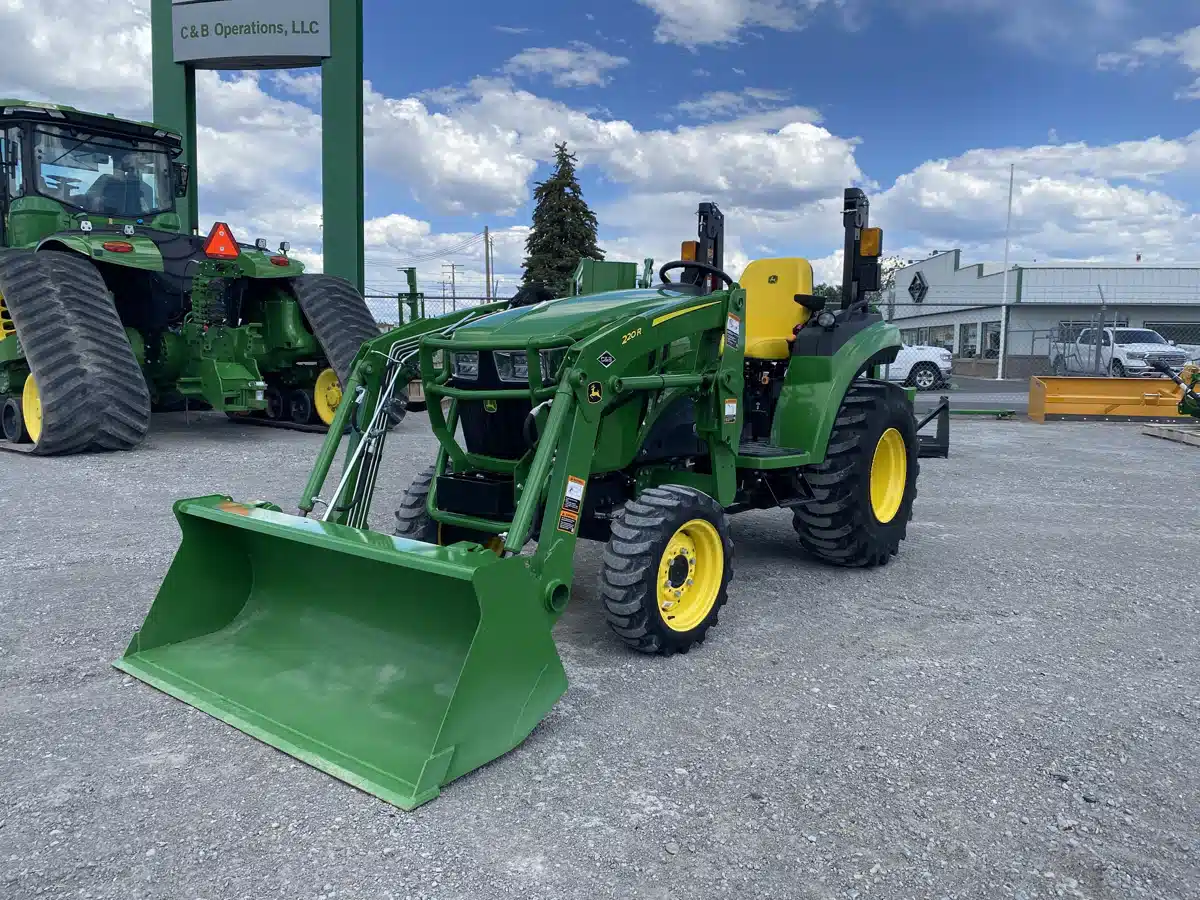 Photo de la Galerie 1 pour John Deere 2032R Tracteur