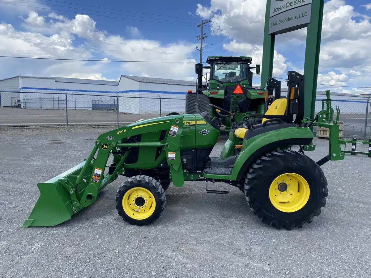 Photo de la Galerie 2 pour John Deere 2032R Tracteur