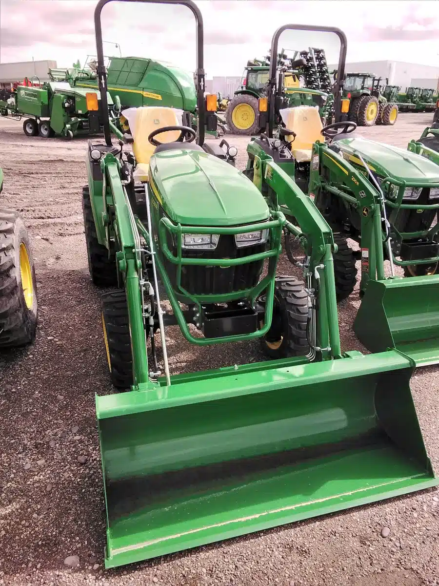 Photo de la Galerie 1 pour 2024 John Deere 2038R Tracteur