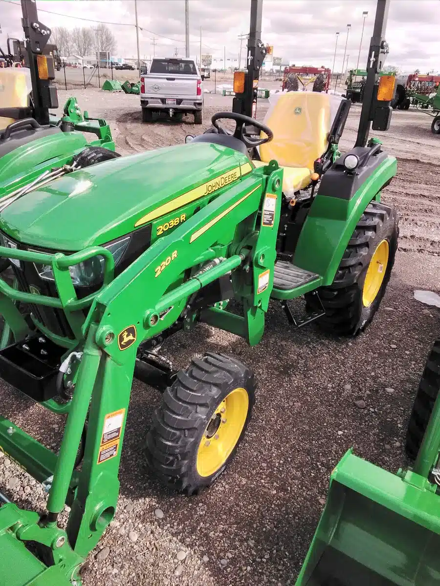 Photo de la Galerie 2 pour 2024 John Deere 2038R Tracteur
