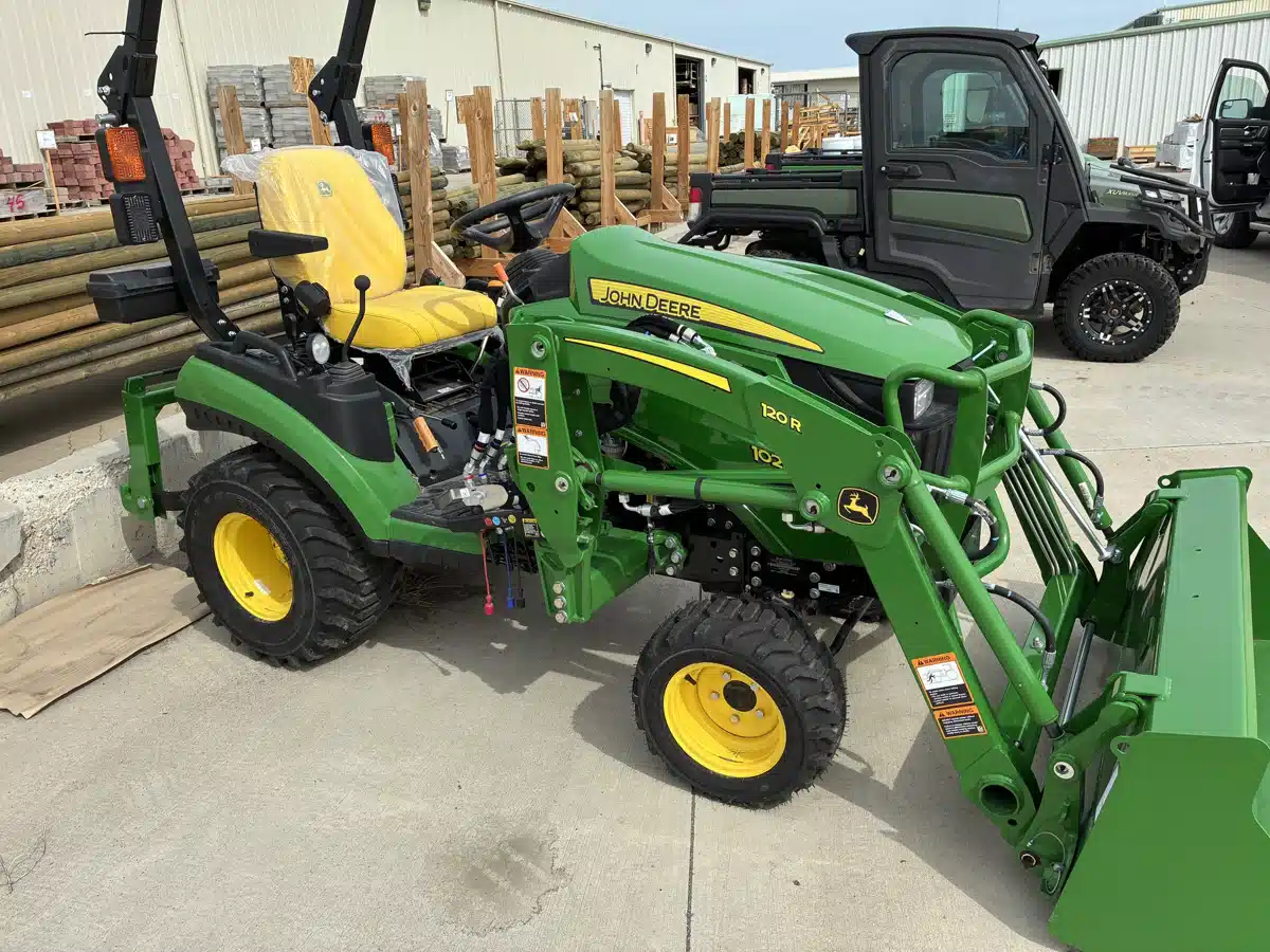 Photo de la Galerie 2 pour 2025 John Deere 1025R Tracteur