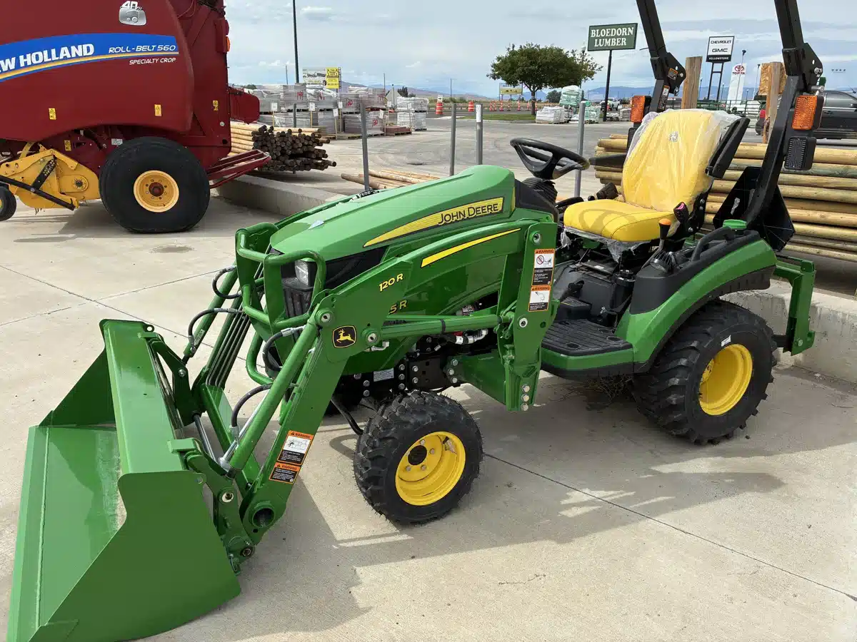Photo de la Galerie 1 pour 2025 John Deere 1025R Tracteur