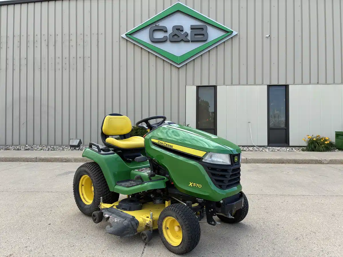 Photo de la Galerie 1 pour 2021 John Deere X570 Tracteur à pelouse