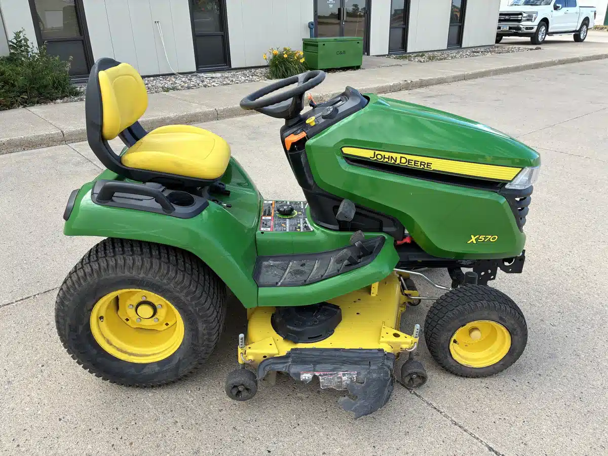 Photo de la Galerie 2 pour 2021 John Deere X570 Tracteur à pelouse