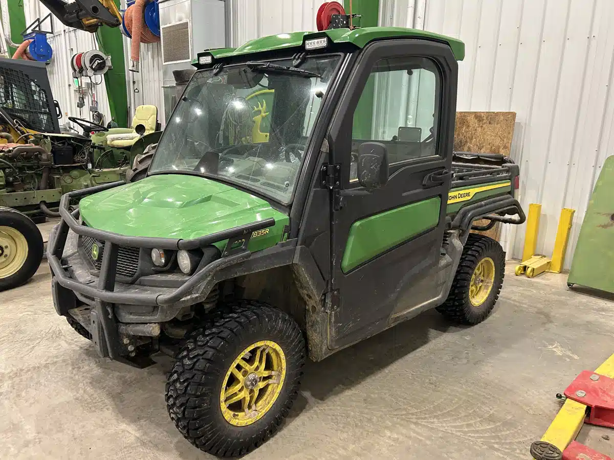 Photo de la Galerie 1 pour 2023 John Deere XUV 835R Véhicule utilitaire
